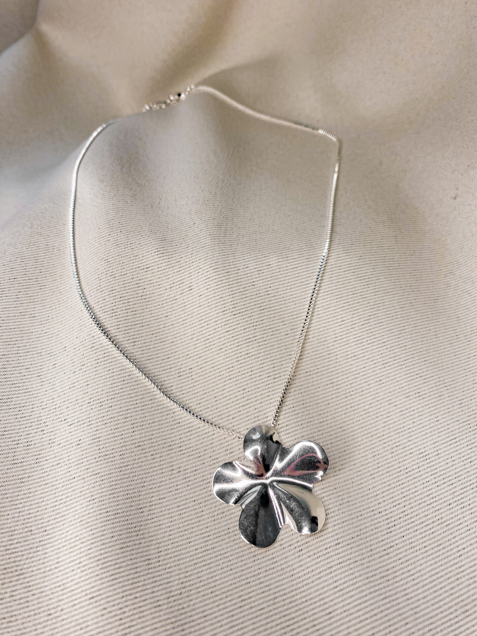 Colar com pingente flor 45cm - Semijóia